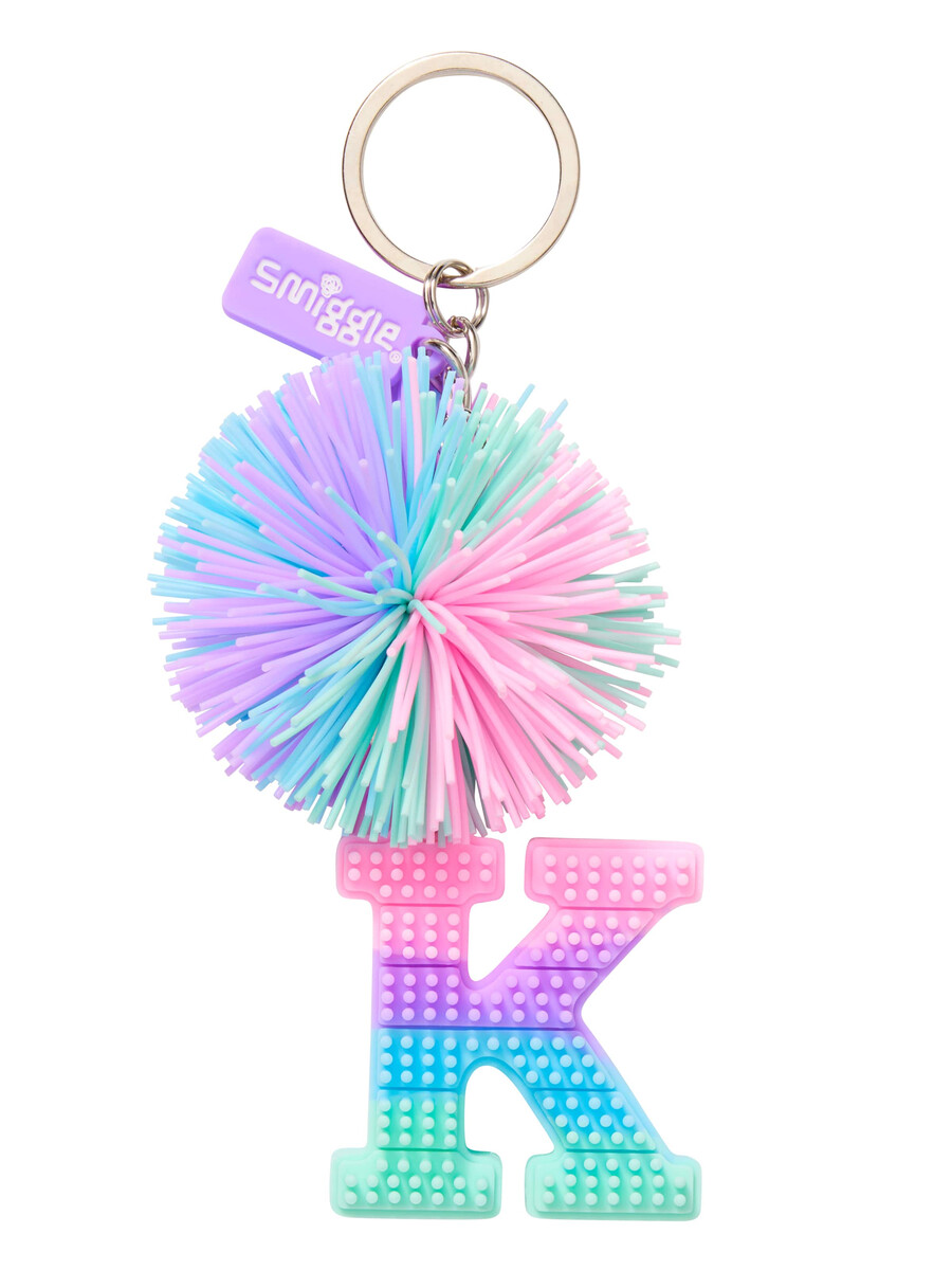 breloc cu alfabet parfumat cu pom-pom pastel