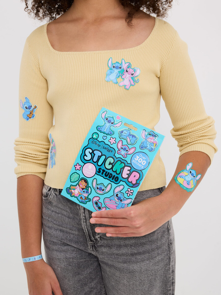 carte de studio cu autocolante stitch